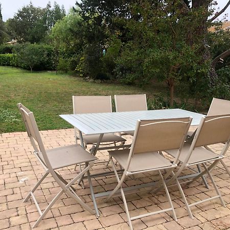 Gite En Provence Dans Grand Jardin Avec Piscine Partagee Cornillon-Confoux Bagian luar foto