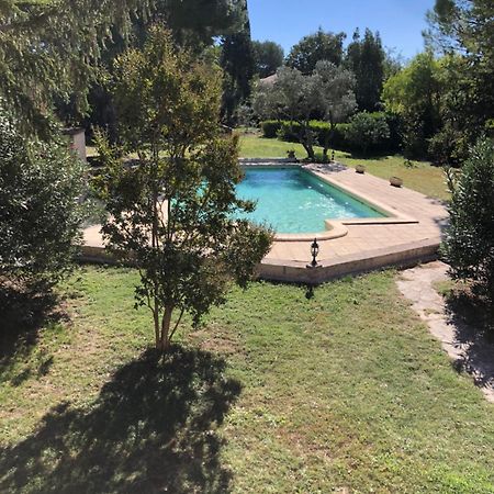 Gite En Provence Dans Grand Jardin Avec Piscine Partagee Cornillon-Confoux Bagian luar foto