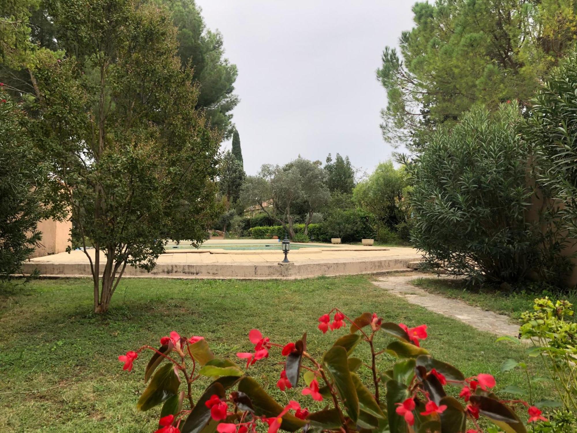 Gite En Provence Dans Grand Jardin Avec Piscine Partagee Cornillon-Confoux Bagian luar foto