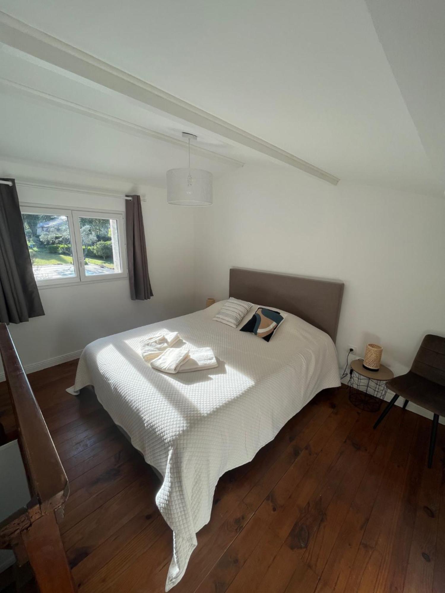 Gite En Provence Dans Grand Jardin Avec Piscine Partagee Cornillon-Confoux Bagian luar foto